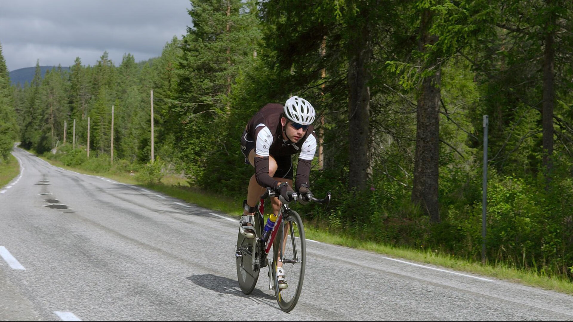中国队精准换泳成夺冠重要一环，中国队专用泳裤